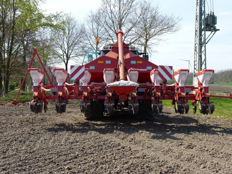 Fendt Vario 820 TMS mit Kverneland Maislegemaschine 8-reihig